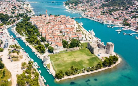 Emperor Diocletians retirement mystery: Uncover the surprising reasons!