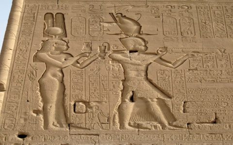 How Cleopatra Became Powerful Queen of Egypt (Discover Her 3 Clever Strategies)